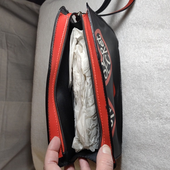 NWT Victoria's Secret Travel / Make-up Bag - Black & Red w/Wrist Strap - Picture 8 of 12